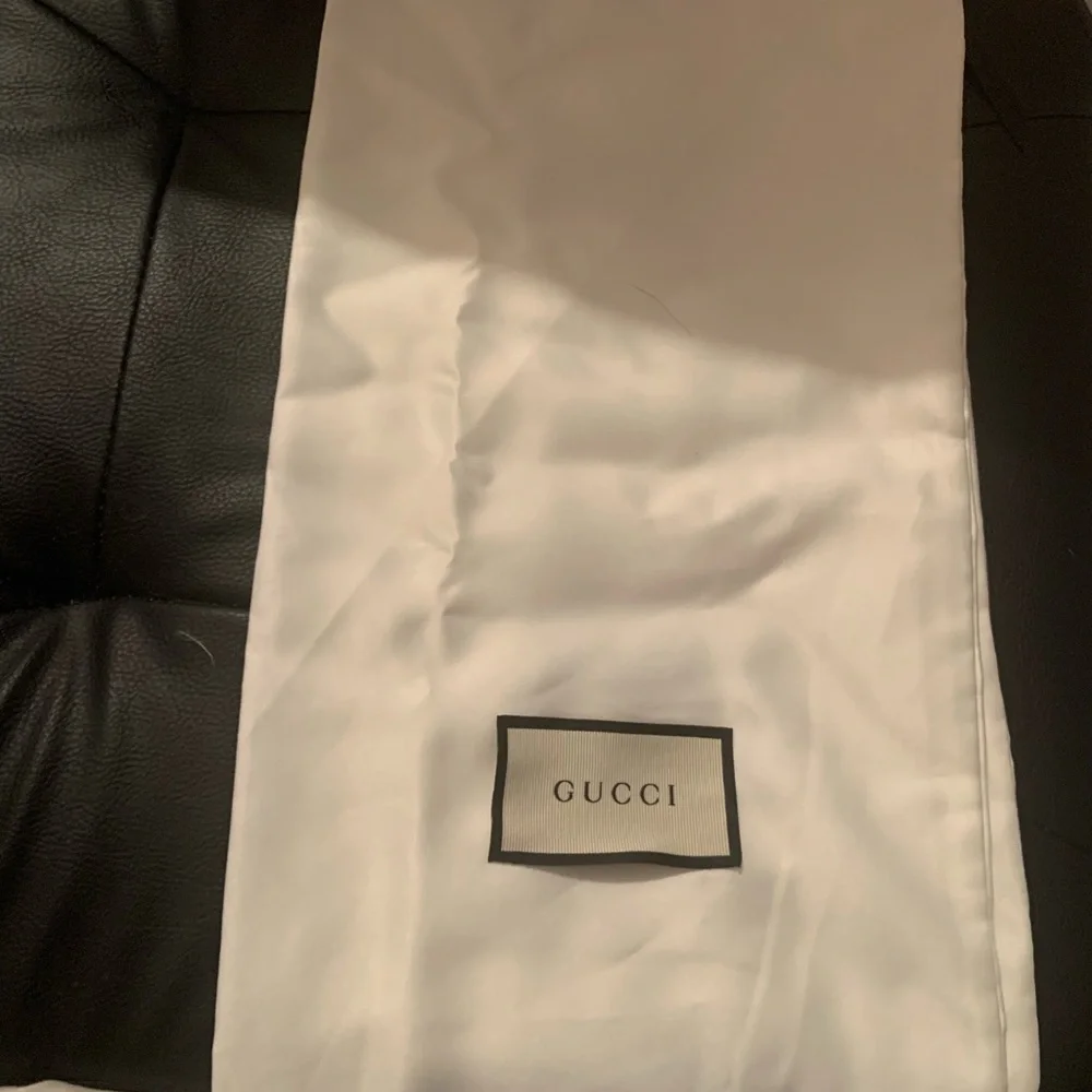 Preloved‎ Gucci dustbag. About 14x8.5 inches